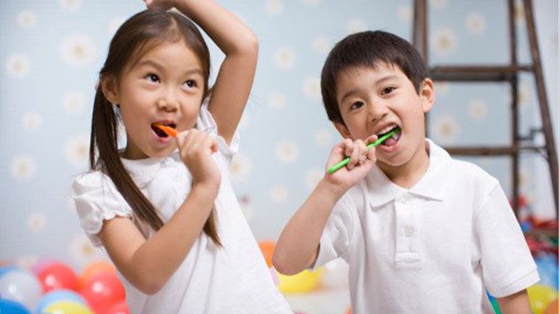 Nuốt kem đánh răng: Trẻ em nuốt kem đánh răng có sao không?