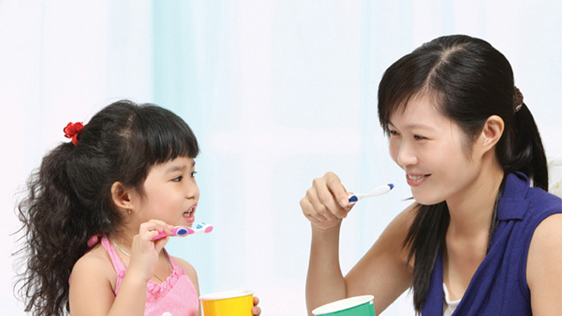 Bắt đầu tập đánh răng với nước sạch thay vì dùng ngay kem đánh răng cho bé