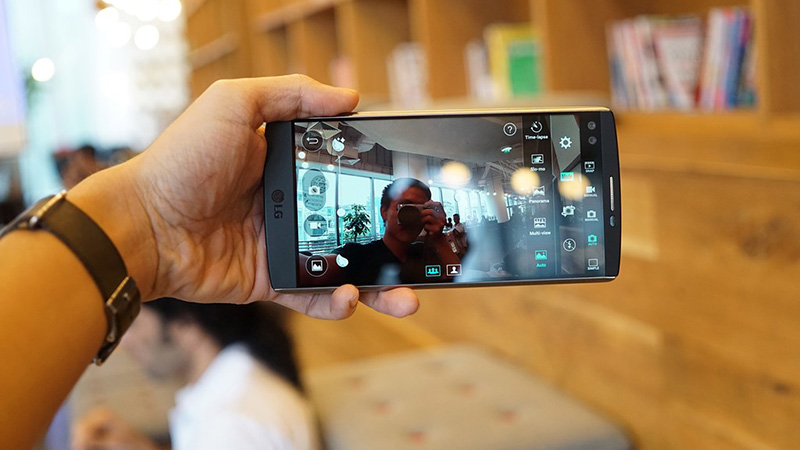 LG V10 có 2 camera trước để chụp ảnh góc gộng LG V10 có 2 camera trước để chụp ảnh góc gộng