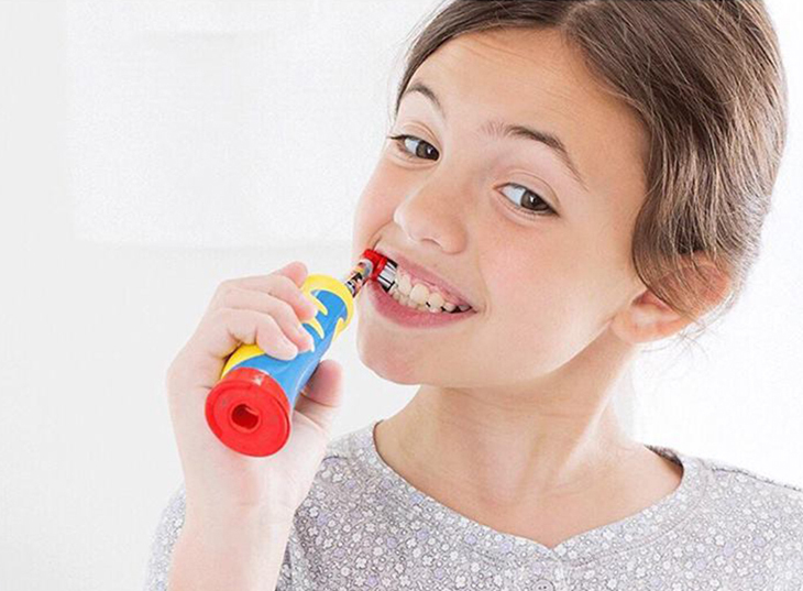 Bàn chải điện tiện lợi cho bé, nhưng không nên dùng khi bé bắt đầu tập đánh răng