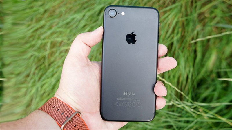 so sánh Galaxy S8 và iPhone 7