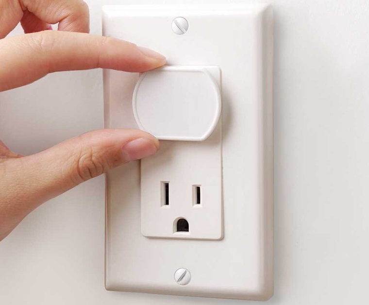 Ổ điện lắp đặt ở vị trí thấp nên sử dụng thêm nắp đậy 