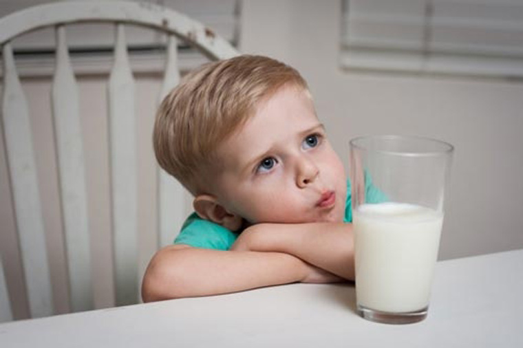 Trên 6 tháng tuổi bé cần chế độ ăn dặm khoa học cùng lượng sữa bổ sung nhất định
