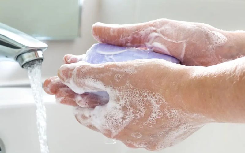 Không rửa tay trước khi pha sữa