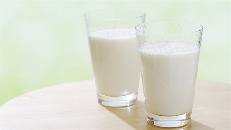 Dùng hơn 1 loại sữa cùng lúc cho bé có thể khiến bé gặp rắc rối về tiêu hóa, dị ứng