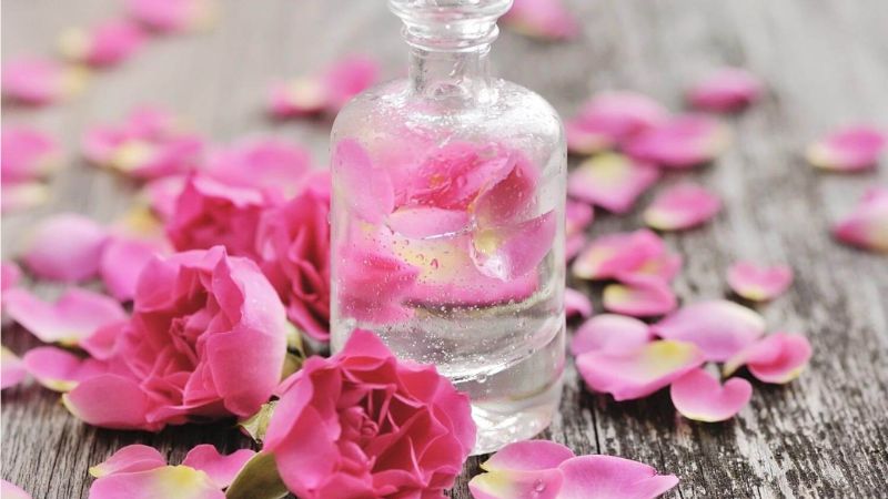 Cách trị thâm môi bằng nước hoa hồng