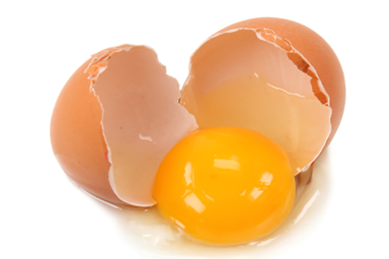 Trứng gà tách lấy lòng đỏ