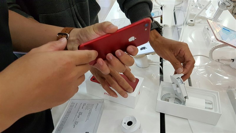 Event giao hàng và mở bán iPhone RED đang diễn ra tại Thế giới di động