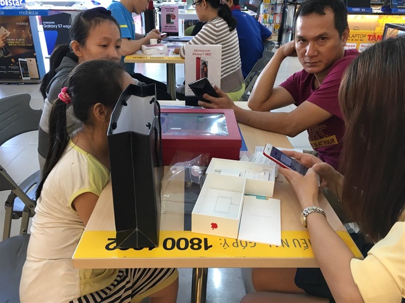 Event giao hàng và mở bán iPhone RED đang diễn ra tại Thế giới di động