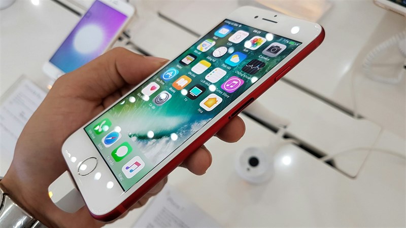 Event giao hàng và mở bán iPhone RED đang diễn ra tại Thế giới di động