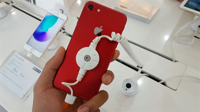Event giao hàng và mở bán iPhone RED đang diễn ra tại Thế giới di động