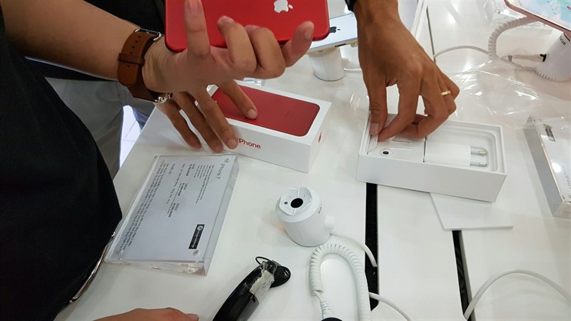Event giao hàng và mở bán iPhone RED đang diễn ra tại Thế giới di động