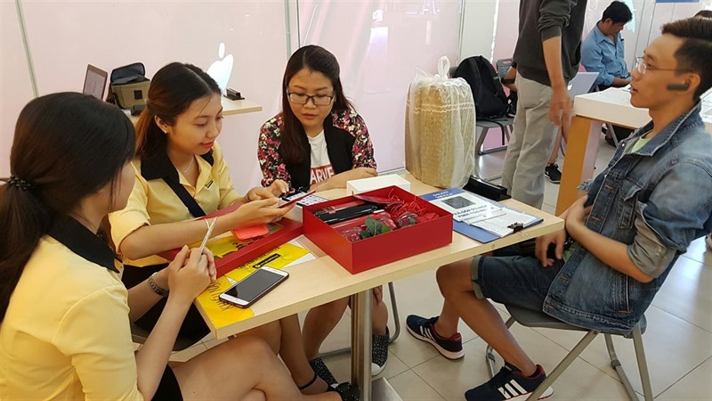 Event giao hàng và mở bán iPhone RED đang diễn ra tại Thế giới di động