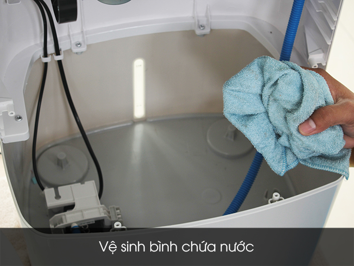 Cách vệ sinh quạt điều hoà sạch sẽ, đơn giản tại nhà > Vệ sinh bình chứa nước