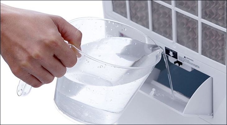 Cách vệ sinh quạt điều hoà sạch sẽ, đơn giản tại nhà > Chỉ cho nước sạch vào bình chứa