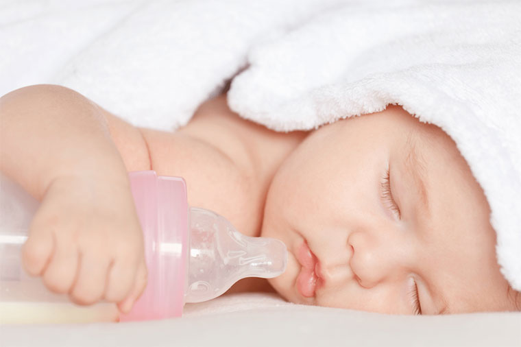 Có nên cho trẻ sơ sinh uống nước lọc