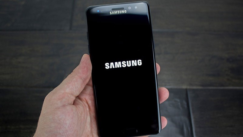 Samsung J7 (2017): Snapdragon 625, RAM 2 GB, Android 7 giá 6 triệu