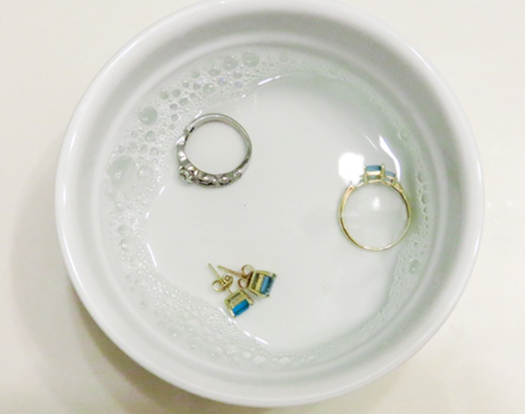 Làm đồ trang sức sạch sáng hơn