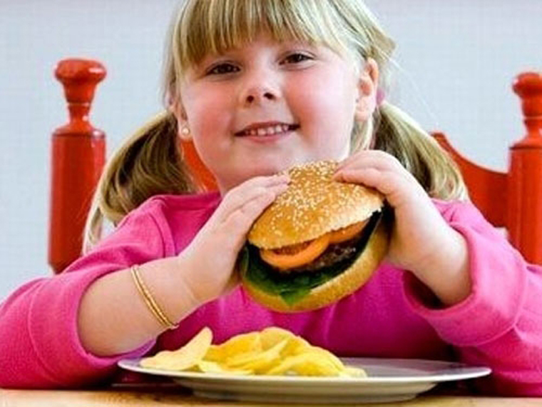Giảm sữa sẽ khiến bé thèm ăn và ăn nhiều hơn