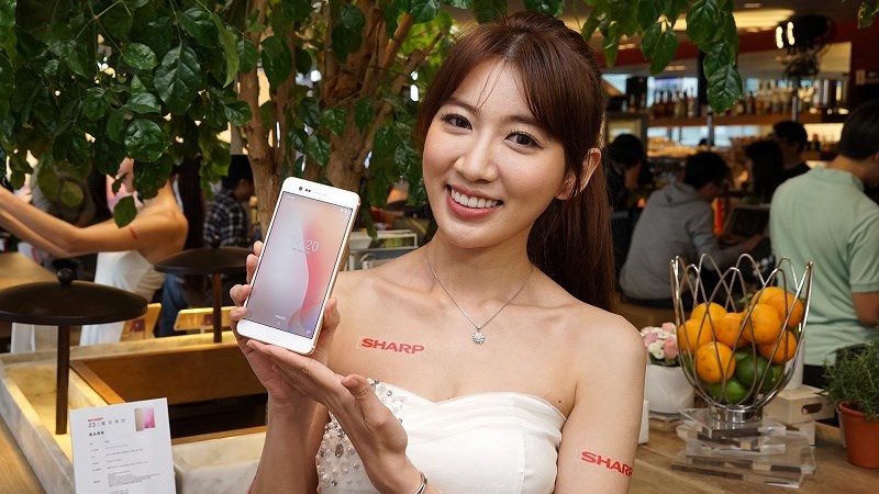 Sharp Z3 ra mắt với màn hình 2K, camera trước sau 13/16 MP