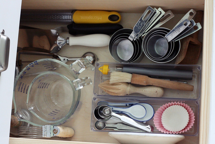 Cắt giữ dụng cụ làm bánh trong ngăn tủ khô ráo