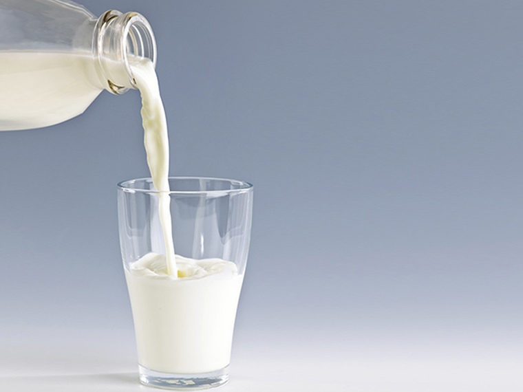Cho bé uống lượng sữa thích hợp theo nhu cầu ở độ tuổi của bé