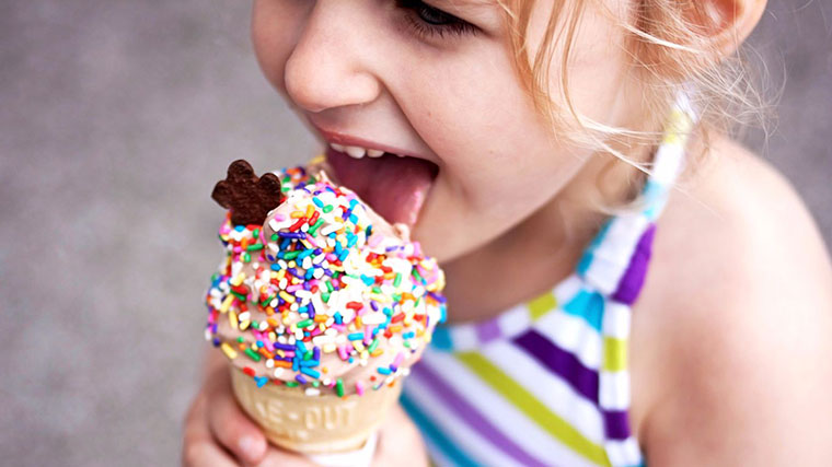 Những lưu ý mẹ cần biết khi cho trẻ ăn kem