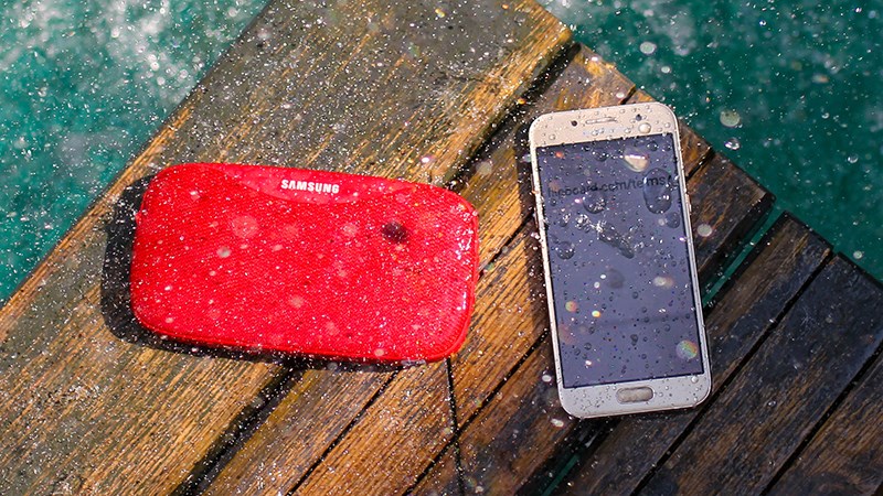 Bộ ảnh test khả năng chống nước của Galaxy A3 2017 bên cạnh loa Samsung Slim tặng kèm