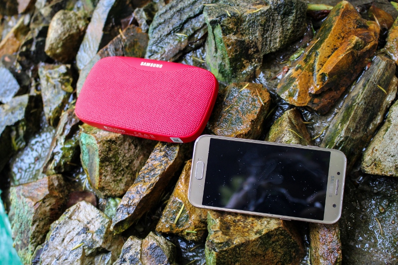 Bộ ảnh test khả năng chống nước của Galaxy A3 2017 bên cạnh loa Samsung Slim tặng kèm