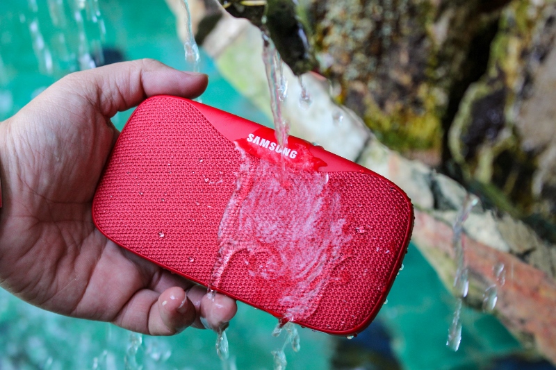 Bộ ảnh test khả năng chống nước của Galaxy A3 2017 bên cạnh loa Samsung Slim tặng kèm