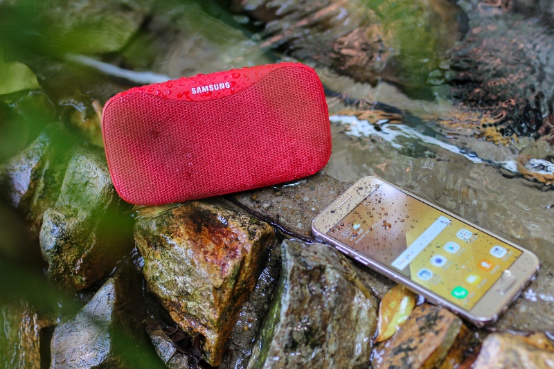 Bộ ảnh test khả năng chống nước của Galaxy A3 2017 bên cạnh loa Samsung Slim tặng kèm