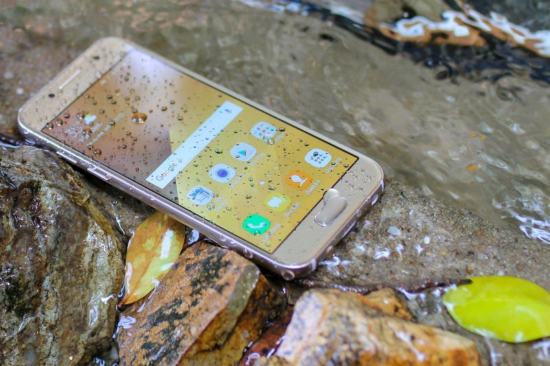 Bộ ảnh test khả năng chống nước của Galaxy A3 2017 bên cạnh loa Samsung Slim tặng kèm