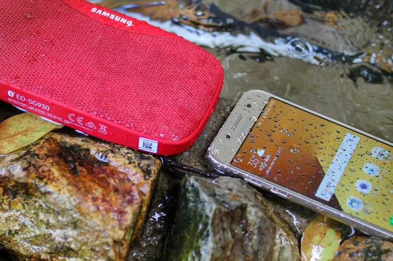 Bộ ảnh test khả năng chống nước của Galaxy A3 2017 bên cạnh loa Samsung Slim tặng kèm