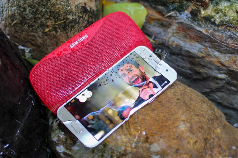 Bộ ảnh test khả năng chống nước của Galaxy A3 2017 bên cạnh loa Samsung Slim tặng kèm