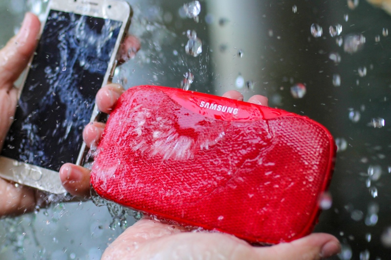 Bộ ảnh test khả năng chống nước của Galaxy A3 2017 bên cạnh loa Samsung Slim tặng kèm