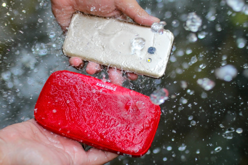 Bộ ảnh test khả năng chống nước của Galaxy A3 2017 bên cạnh loa Samsung Slim tặng kèm