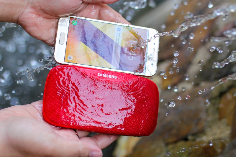 Bộ ảnh test khả năng chống nước của Galaxy A3 2017 bên cạnh loa Samsung Slim tặng kèm