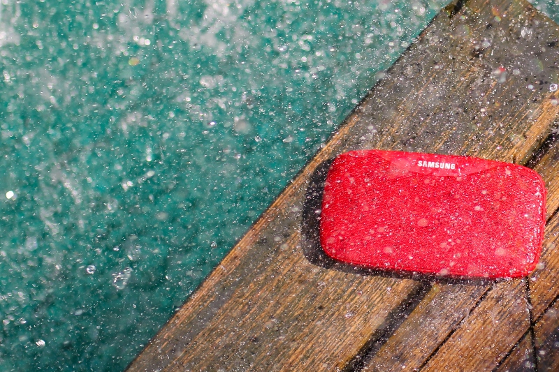 Bộ ảnh test khả năng chống nước của Galaxy A3 2017 bên cạnh loa Samsung Slim tặng kèm