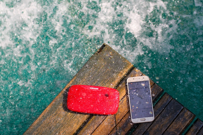 Bộ ảnh test khả năng chống nước của Galaxy A3 2017 bên cạnh loa Samsung Slim tặng kèm