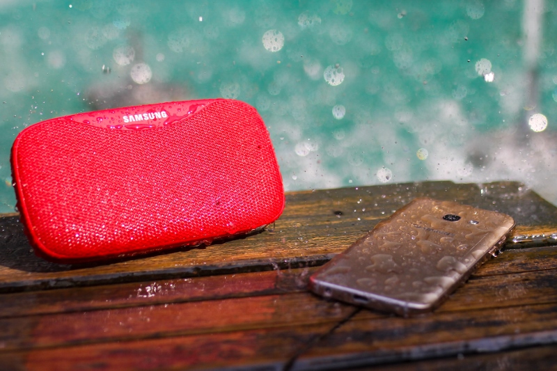 Bộ ảnh test khả năng chống nước của Galaxy A3 2017 bên cạnh loa Samsung Slim tặng kèm