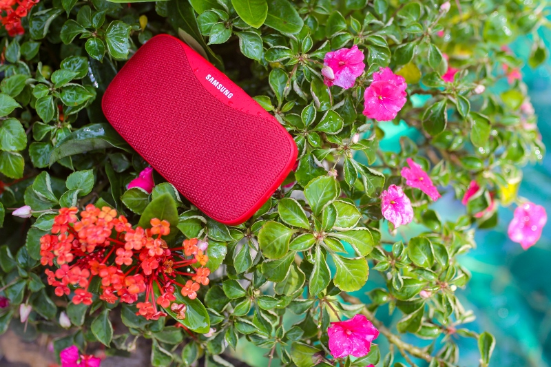 Bộ ảnh test khả năng chống nước của Galaxy A3 2017 bên cạnh loa Samsung Slim tặng kèm