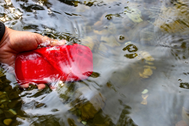 Bộ ảnh test khả năng chống nước của Galaxy A3 2017 bên cạnh loa Samsung Slim tặng kèm