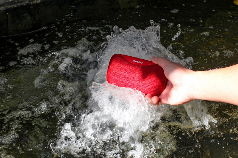 Bộ ảnh test khả năng chống nước của Galaxy A3 2017 bên cạnh loa Samsung Slim tặng kèm