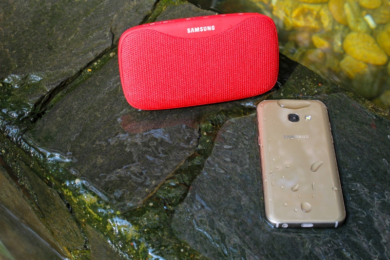 Bộ ảnh test khả năng chống nước của Galaxy A3 2017 bên cạnh loa Samsung Slim tặng kèm