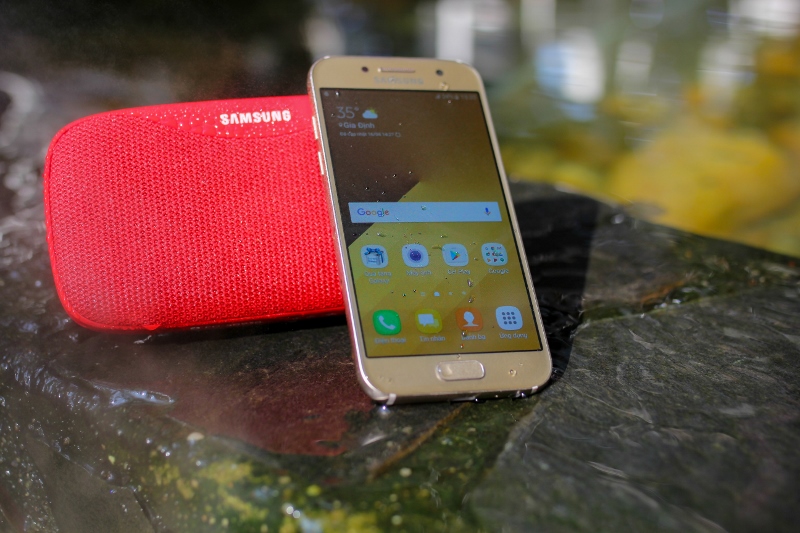 Bộ ảnh test khả năng chống nước của Galaxy A3 2017 bên cạnh loa Samsung Slim tặng kèm