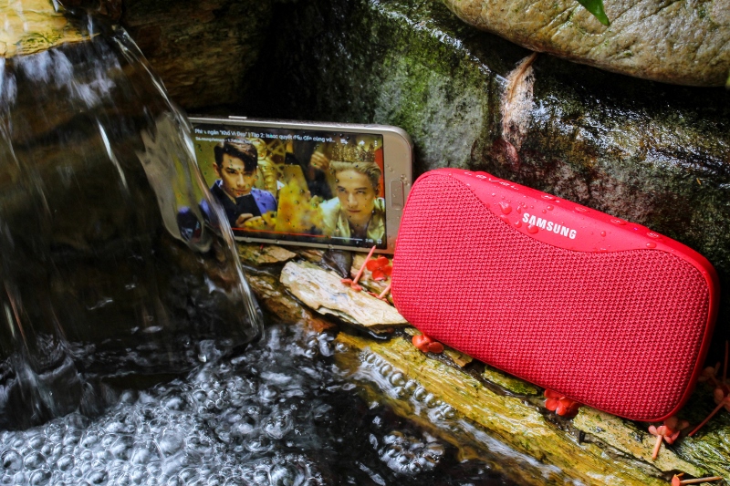 Bộ ảnh test khả năng chống nước của Galaxy A3 2017 bên cạnh loa Samsung Slim tặng kèm