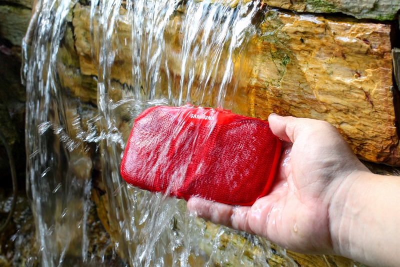 Bộ ảnh test khả năng chống nước của Galaxy A3 2017 bên cạnh loa Samsung Slim tặng kèm