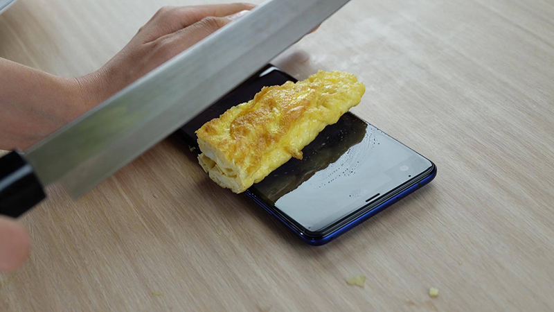 HTC U Ultra phiên bản Sapphire sắp bị đem hành hạ trong nhà bếp