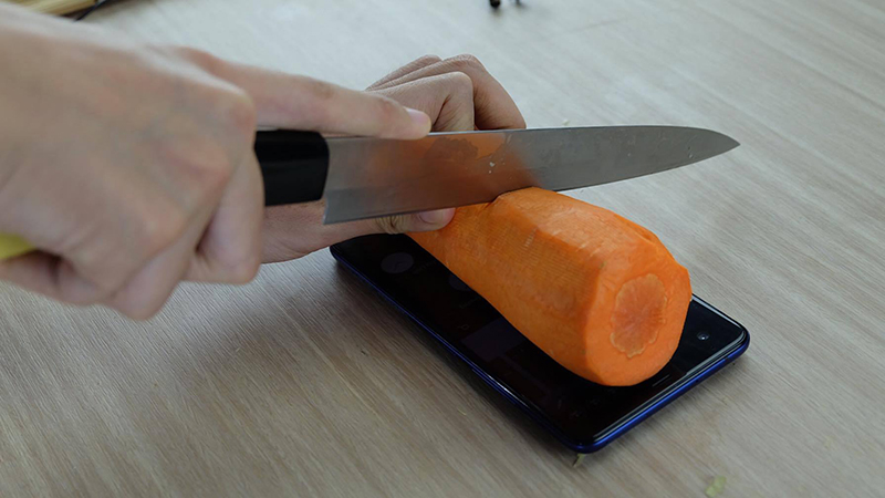 HTC U Ultra phiên bản Sapphire sắp bị đem hành hạ trong nhà bếp