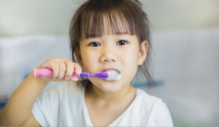 Dùng kem đánh răng không chứa flour có khiến trẻ bị sâu răng?